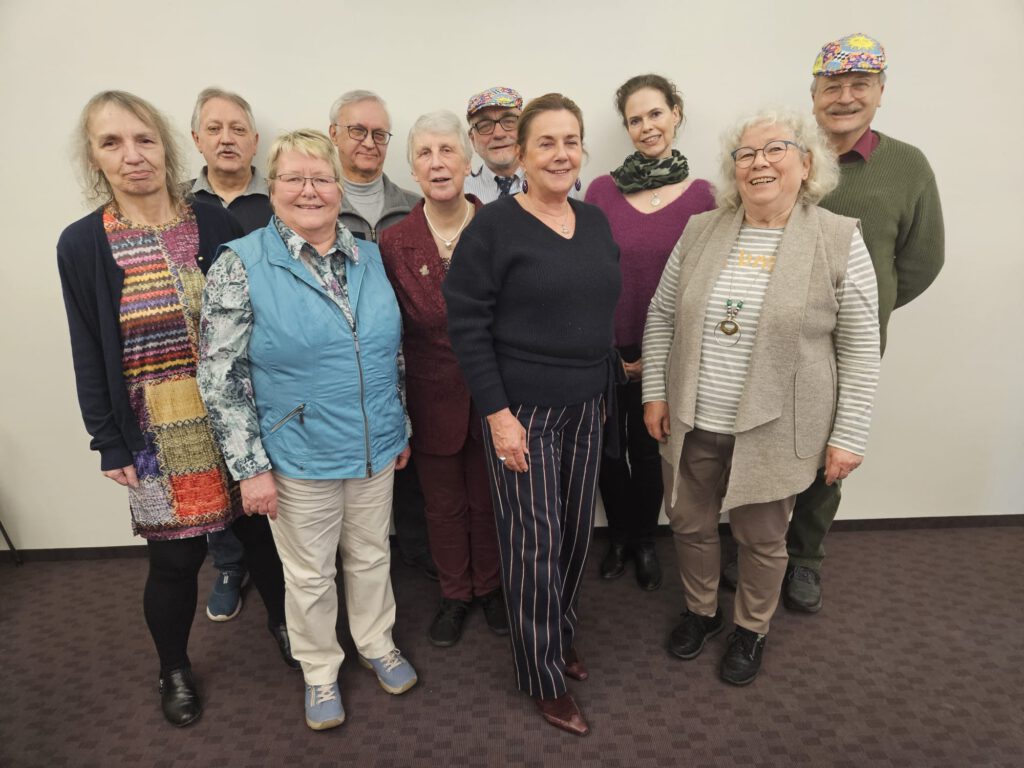 Der komplette Vorstand mit dem neugewählten Vorsitzenden (ganz rechts) und der stv. Vorsitzenden (2. von rechts in der vorderen Reihe)